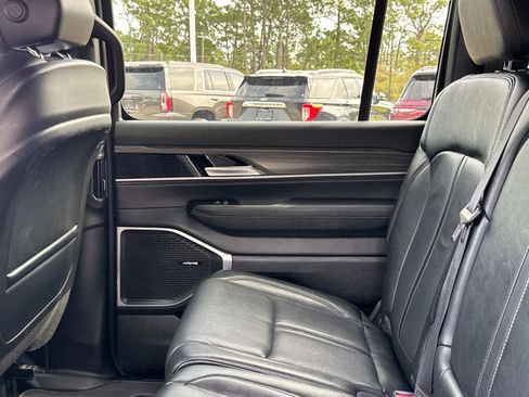 Certified 2024 Jeep Wagoneer Series II w/ Flexible Seating Group image 15