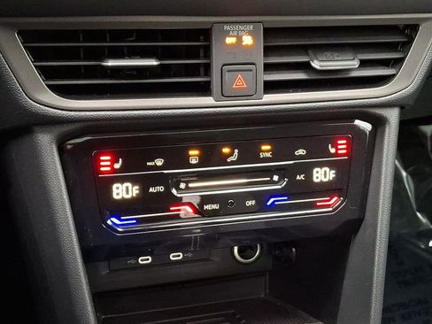 Certified 2025 Volkswagen Taos SE image 17