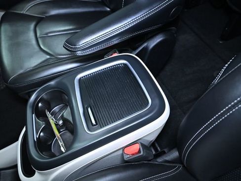 Used 2023 Chrysler Pacifica Touring-L image 23