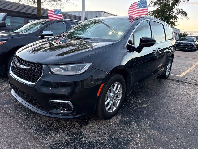 Used 2025 Chrysler Pacifica Select FWD image 2