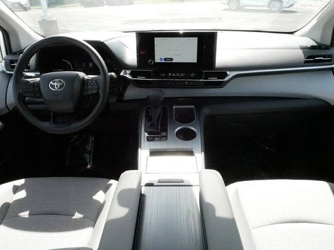 Certified 2026 Toyota Sienna LE FWD image 10