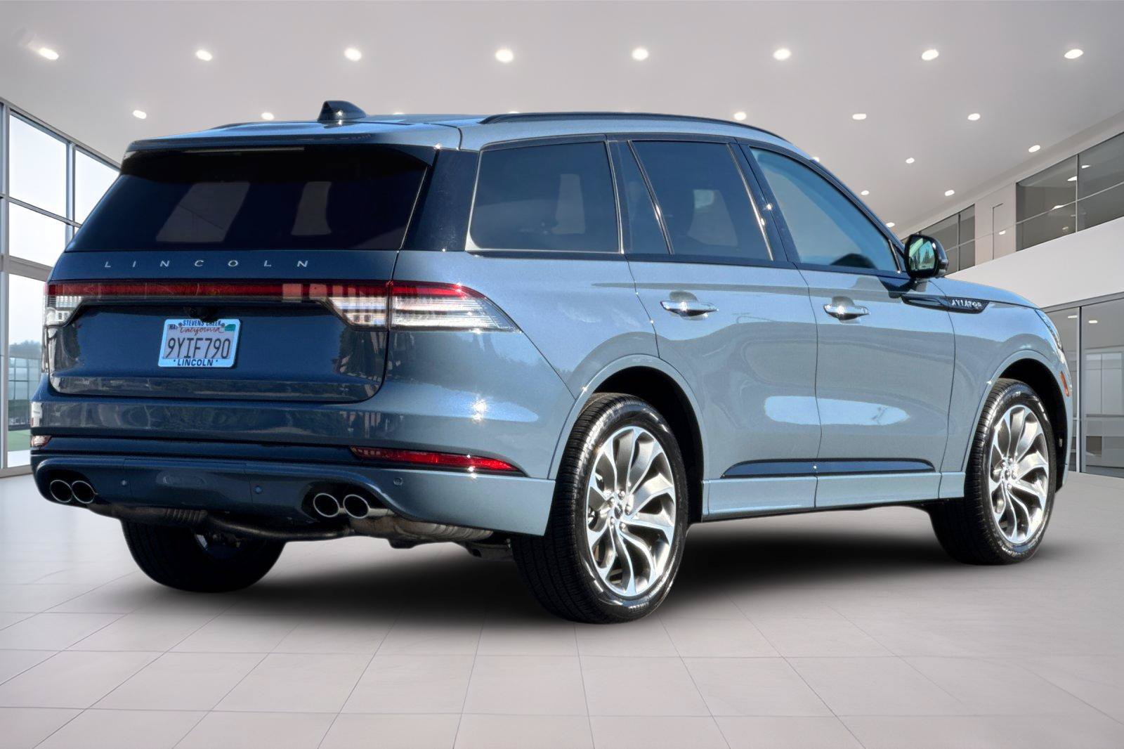 Used 2026 Lincoln Aviator AWD w/ Jet Appearance Package image 4