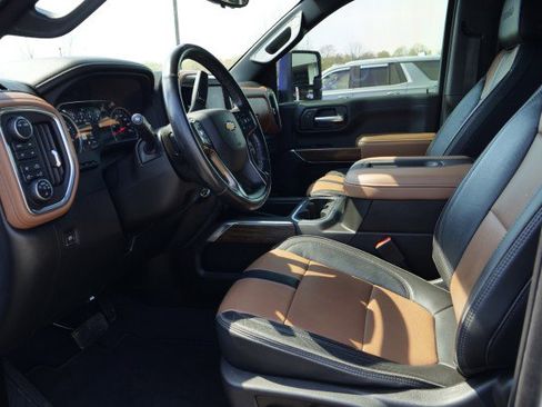 Used 2022 Chevrolet Silverado 3500 High Country w/ Technology Package image 2