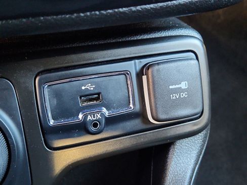 Used 2023 Jeep Renegade Latitude image 24