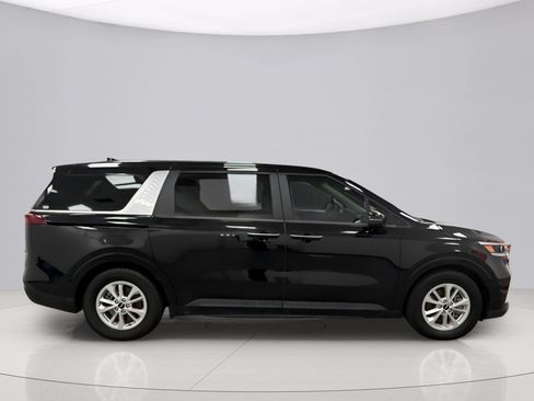 Used 2024 Kia Carnival LX FWD image 2