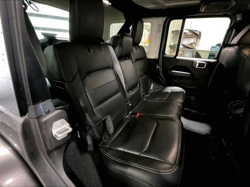 Used 2019 Jeep Wrangler Unlimited Sahara image 29