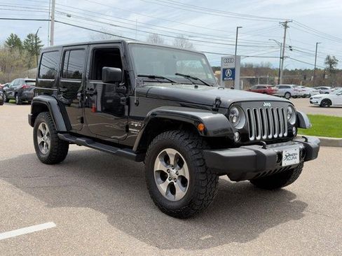 Used 2018 Jeep Wrangler Unlimited Sahara w/ Connectivity Group AWD/4WD image 3
