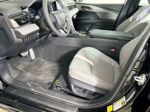 Used 2025 Toyota Camry SE image 9