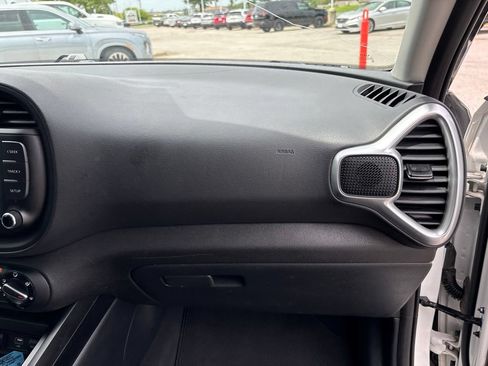 Used 2025 Kia Soul LX w/ LX Technology Package FWD image 28