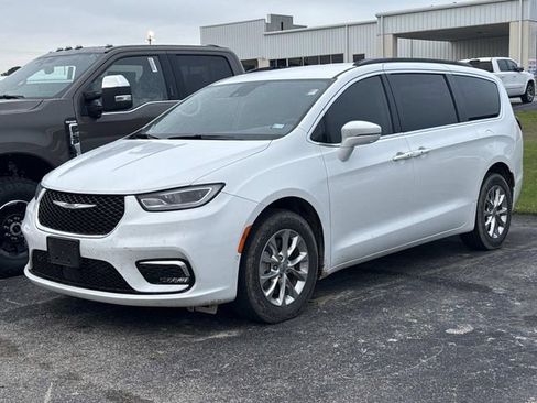 Used 2022 Chrysler Pacifica Touring-L w/ Uconnect Theater Family Group AWD/4WD image 3