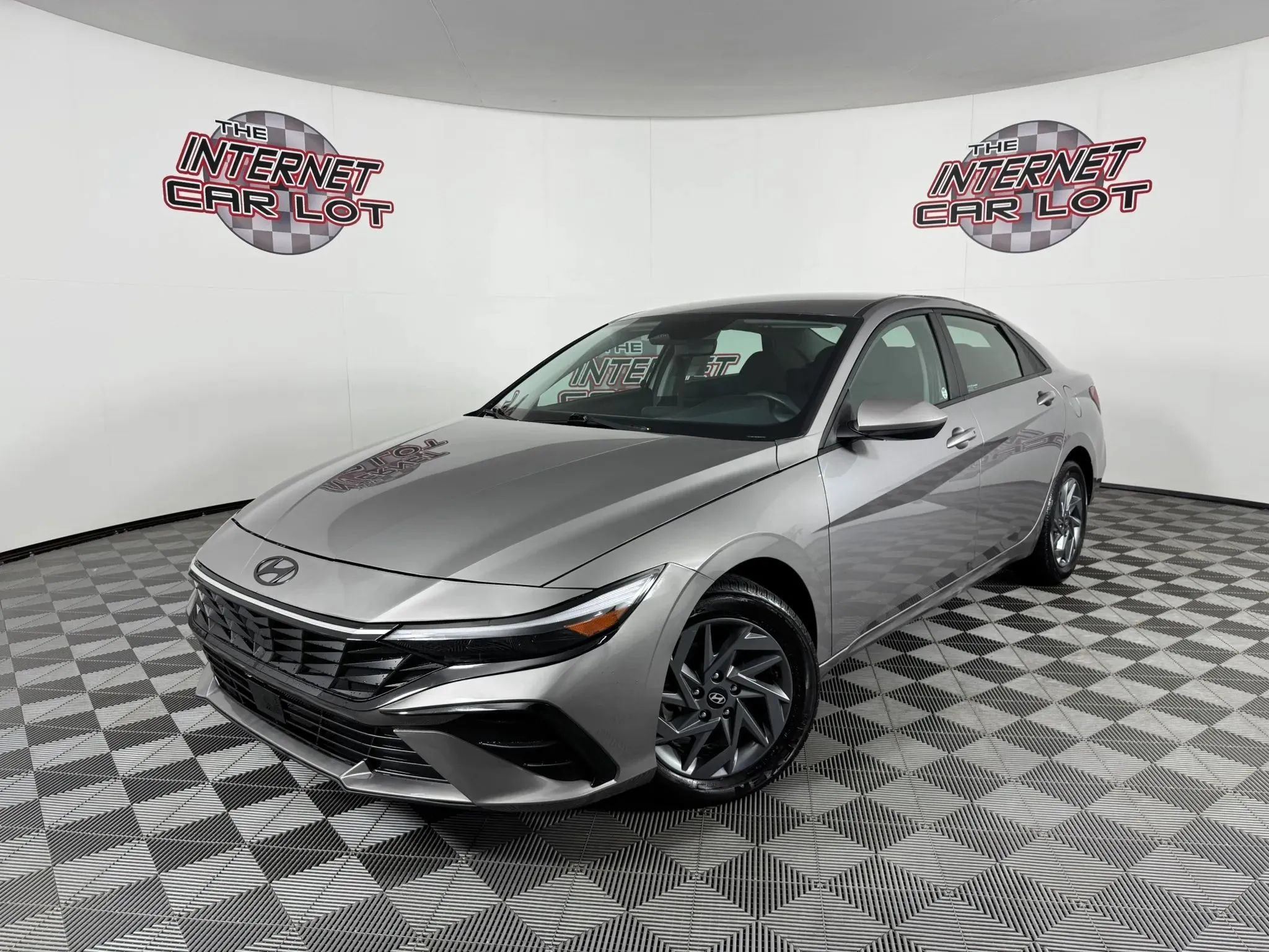 Used 2024 Hyundai Elantra SEL FWD image 1