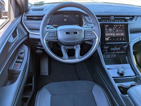 New 2025 Jeep Grand Cherokee Altitude image 30