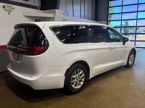 Used 2023 Chrysler Pacifica Touring-L FWD image 60