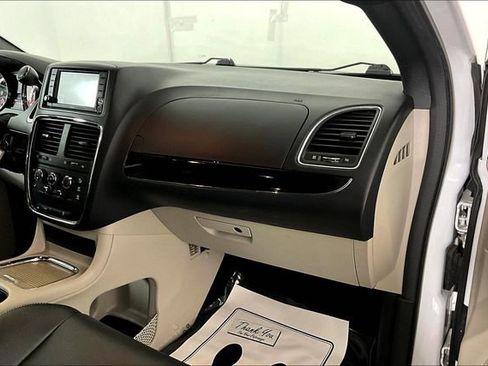 Used 2019 Dodge Grand Caravan SXT image 16