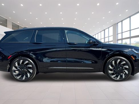 Used 2026 Lincoln Nautilus Reserve AWD/4WD image 3