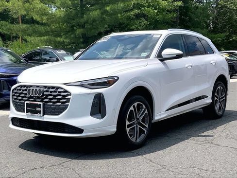 Certified 2025 Audi Q5 Premium w/ Convenience Package AWD/4WD image 2