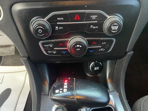 Used 2018 Dodge Charger SXT image 14