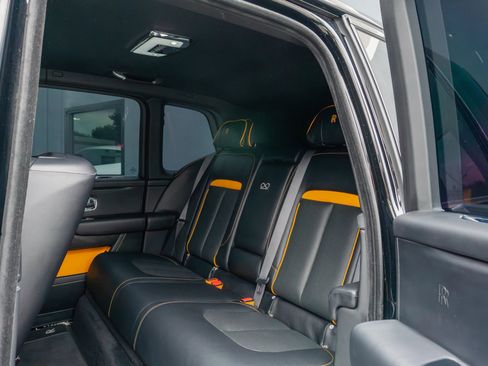 Used 2023 Rolls-Royce Cullinan Black Badge w/ Leather Finishing Pack image 12