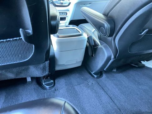 Used 2023 Chrysler Pacifica Touring-L image 24