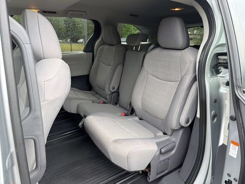 Used 2021 Toyota Sienna LE w/ LE Plus Package AWD/4WD image 21