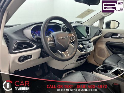 Used 2023 Chrysler Pacifica Touring-L FWD image 14