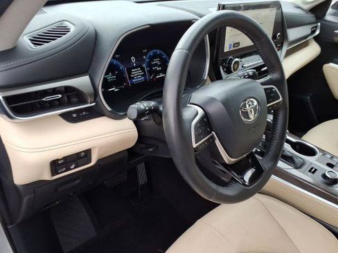 Certified 2024 Toyota Highlander Limited AWD/4WD image 7