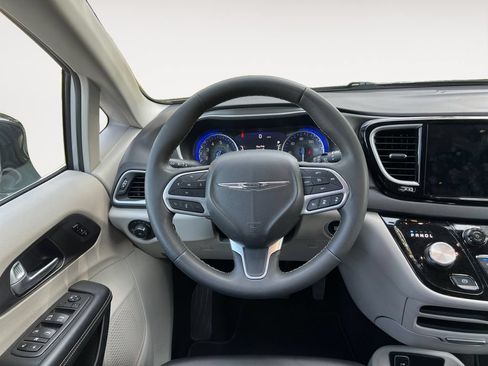 Used 2024 Chrysler Pacifica Touring-L FWD image 12