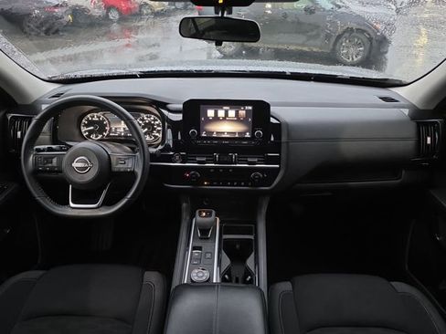 Used 2024 Nissan Pathfinder SV image 12
