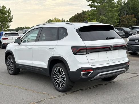 New 2026 Volkswagen Taos SE FWD image 3