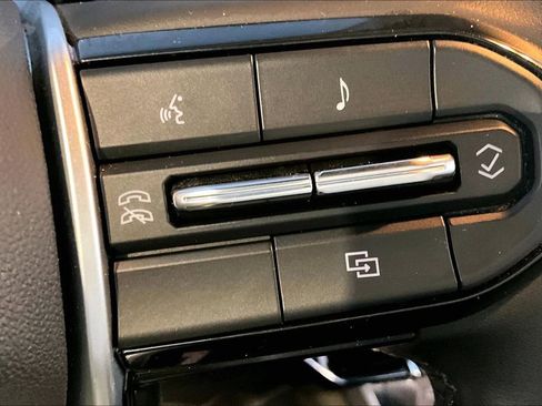 Used 2023 Chevrolet Colorado LT image 12