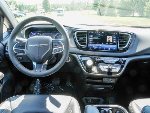 Used 2025 Chrysler Pacifica Select FWD image 11