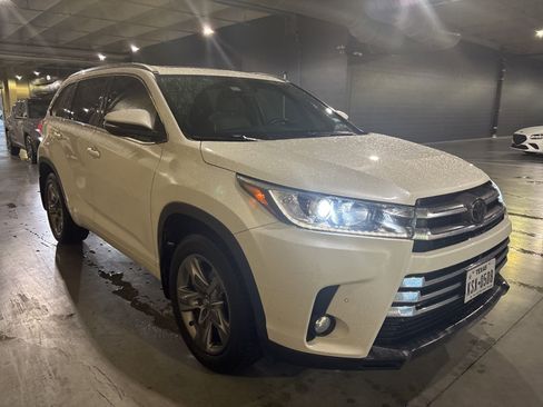 Used 2018 Toyota Highlander Limited Platinum FWD image 3