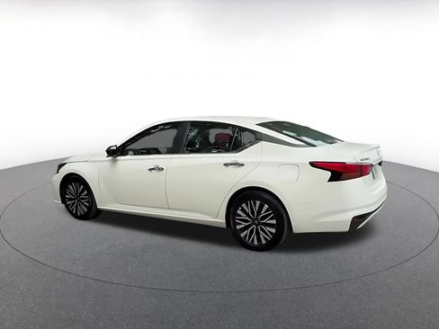 Used 2025 Nissan Altima 2.5 SV FWD image 10