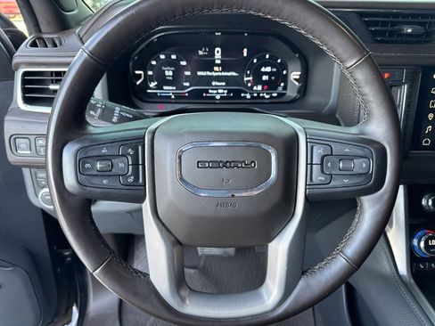 Used 2023 GMC Yukon Denali image 3