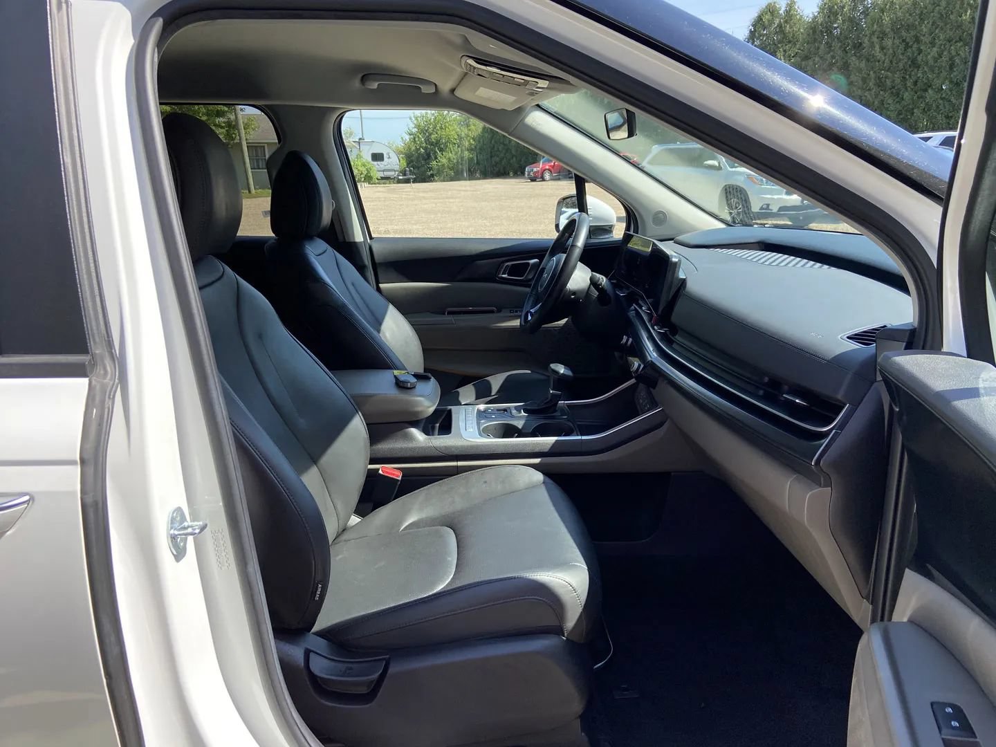 Used 2025 Kia Carnival FWD image 13