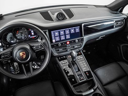 Certified 2026 Porsche Macan AWD/4WD image 19