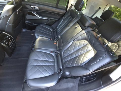 Used 2025 BMW X7 xDrive40i w/ Premium Package AWD/4WD image 18