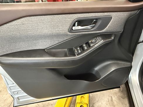 Used 2023 Nissan Rogue SV image 26