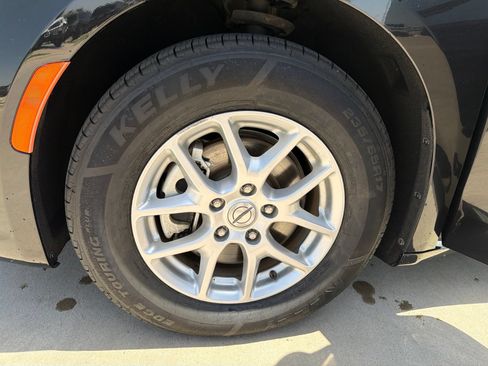 Used 2023 Chrysler Pacifica Touring-L FWD image 11