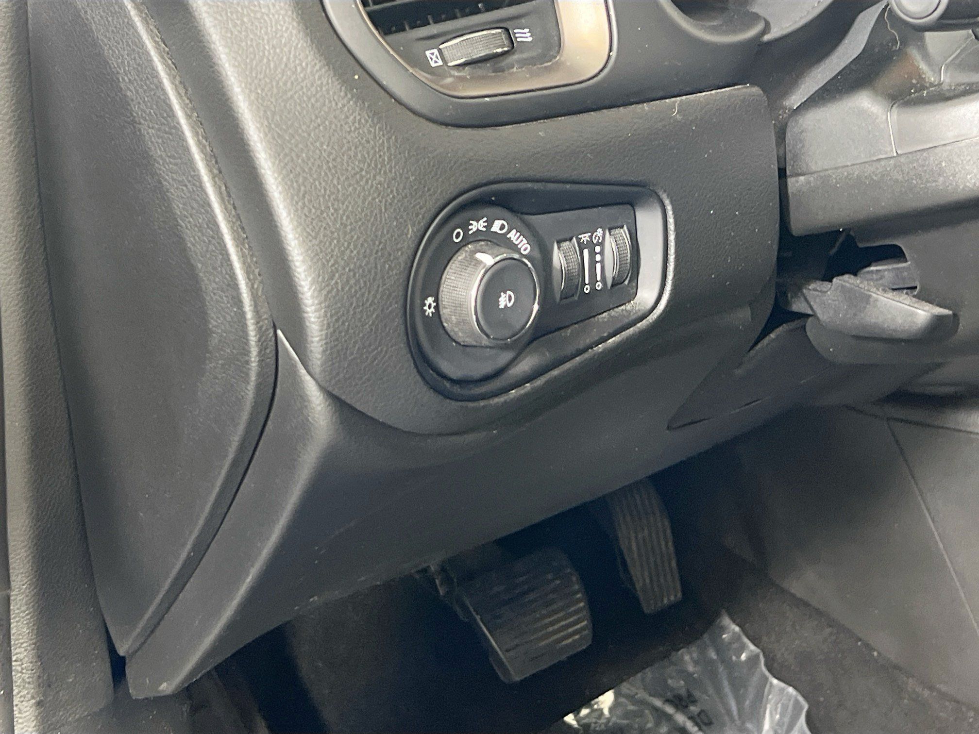 Used 2023 Jeep Renegade Latitude w/ Sun/Sound Group AWD/4WD image 10