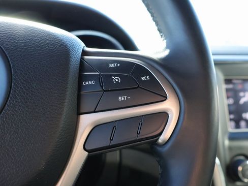 Used 2019 Jeep Grand Cherokee Laredo image 27