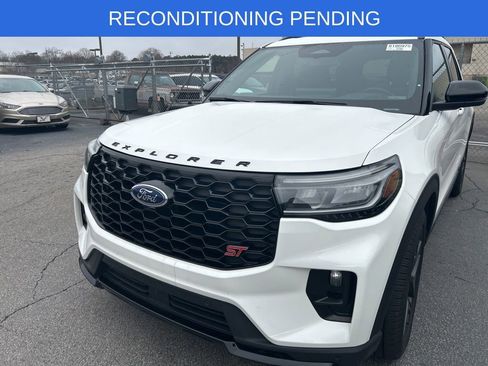 Used 2025 Ford Explorer ST image 2