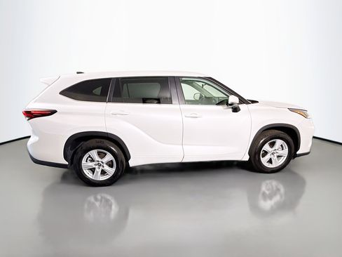 Used 2025 Toyota Highlander LE FWD image 11