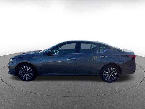 Used 2025 Nissan Altima 2.5 SV FWD image 9