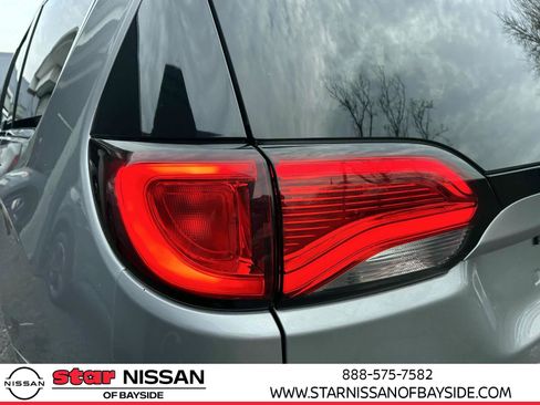 Used 2018 Chrysler Pacifica Touring-L image 9