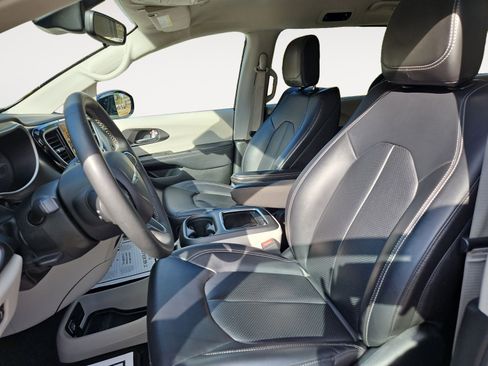Used 2024 Chrysler Pacifica Touring-L FWD image 9