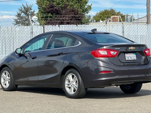 Used 2017 Chevrolet Cruze LT FWD image 5