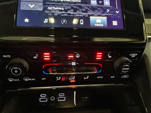 Used 2022 Jeep Grand Cherokee L Laredo w/ Luxury Tech Group I image 33