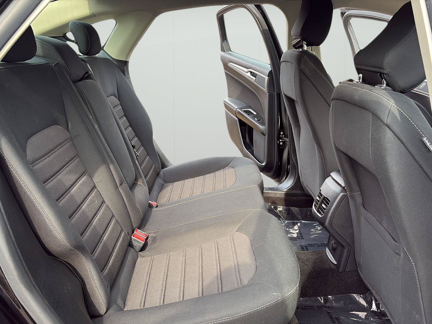 Used 2020 Ford Fusion SE FWD image 17