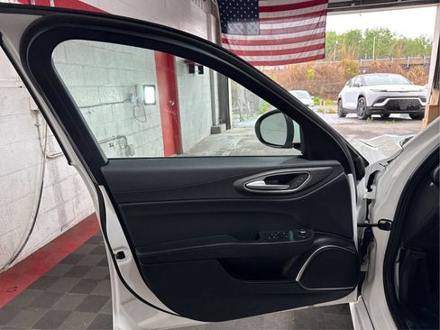 Used 2019 Alfa Romeo Giulia Ti RWD image 18